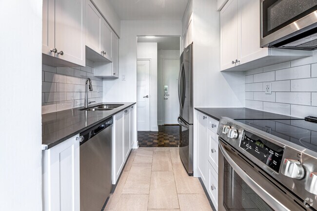 1BR, 1BA - 647SF - Kitchen - 100 Gloucester St