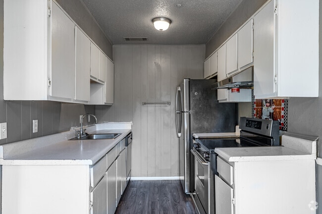 2BR, 2BA - 922SF