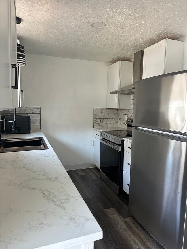 Photo - 4905 - York Duplex Unit 1