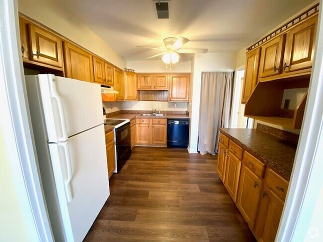Building Photo - Two Bedroom Condo on 2nd Floor
