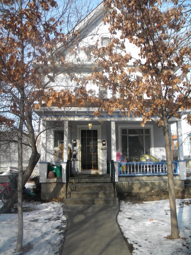 Building Photo - 2701 Delaware St SE