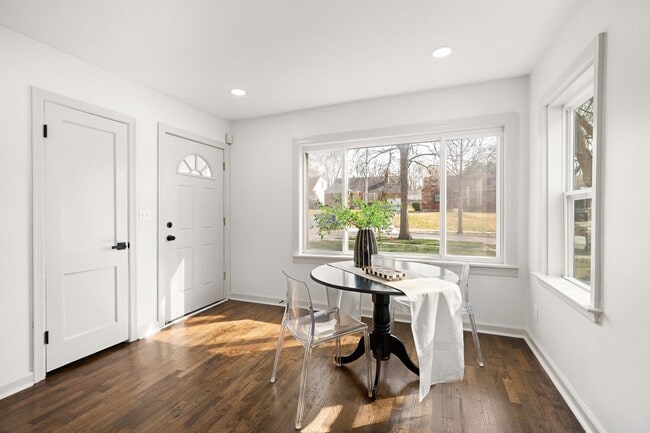 Photo - 822 E 72nd St