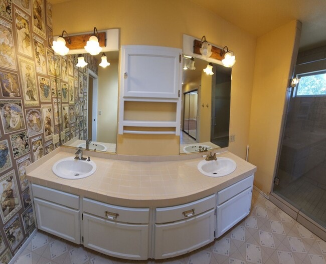 Building Photo - 5 Bedroom 3 Bath close to Poly, hiking and shopping!!