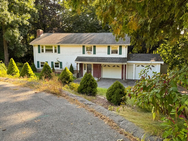 Photo - 20 Olde Surrey Dr