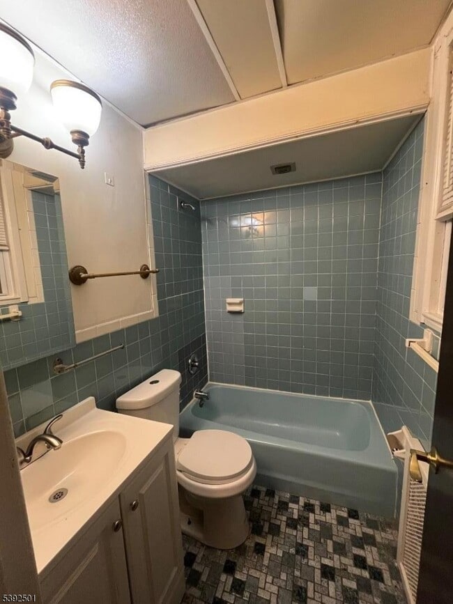 Photo - 577 Tremont Ave