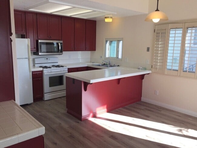 Building Photo - 2bd/2bth Condo with Private Patio, In-Unit... Unit 15