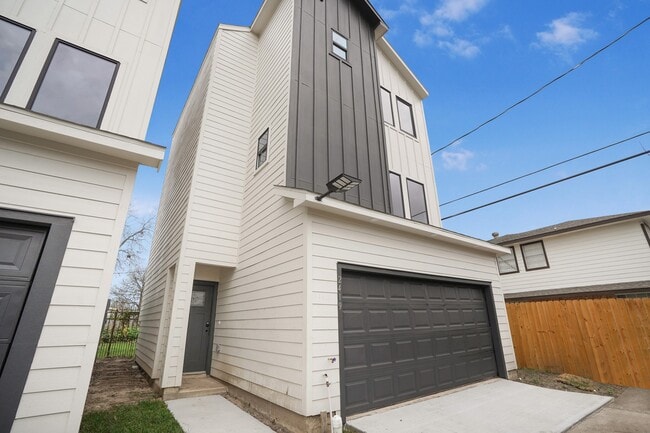 Photo - 2419 Rosewood St