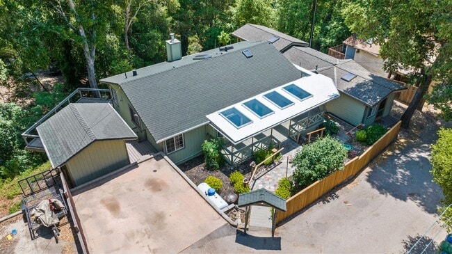 Building Photo - 475 Riverview Dr