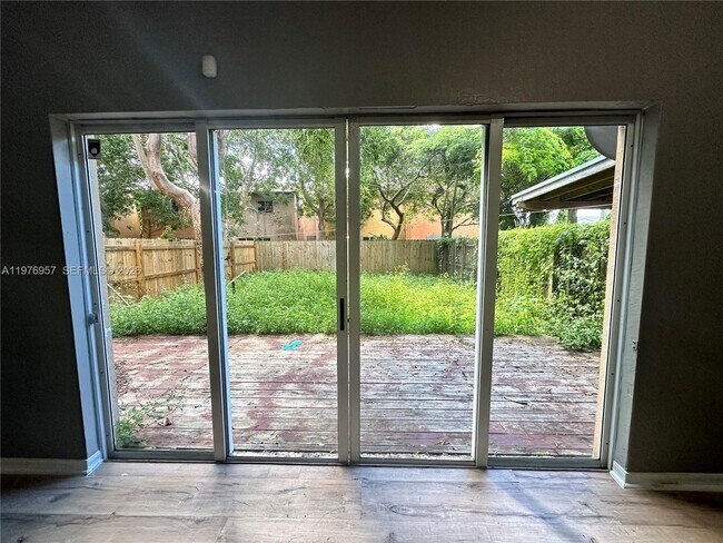 Photo - 687 SW 10th St