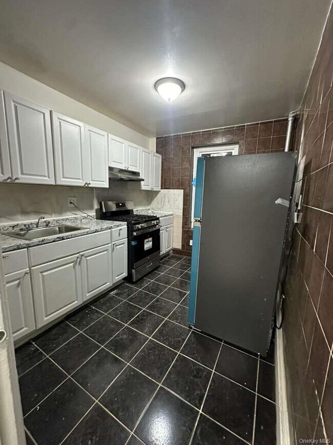 Photo - 2026 Ryer Ave