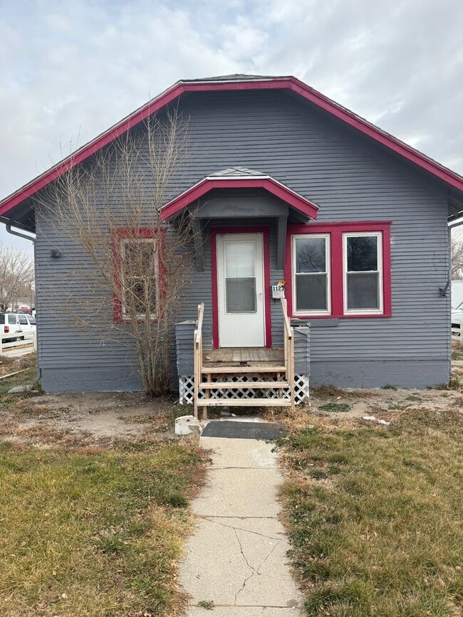 Building Photo - Two bedroom, one bathroom, pet friendly home located in Scottsbluff, NE.