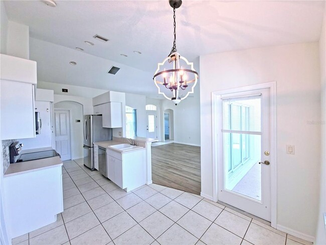 Photo - 395 Dorchester Dr