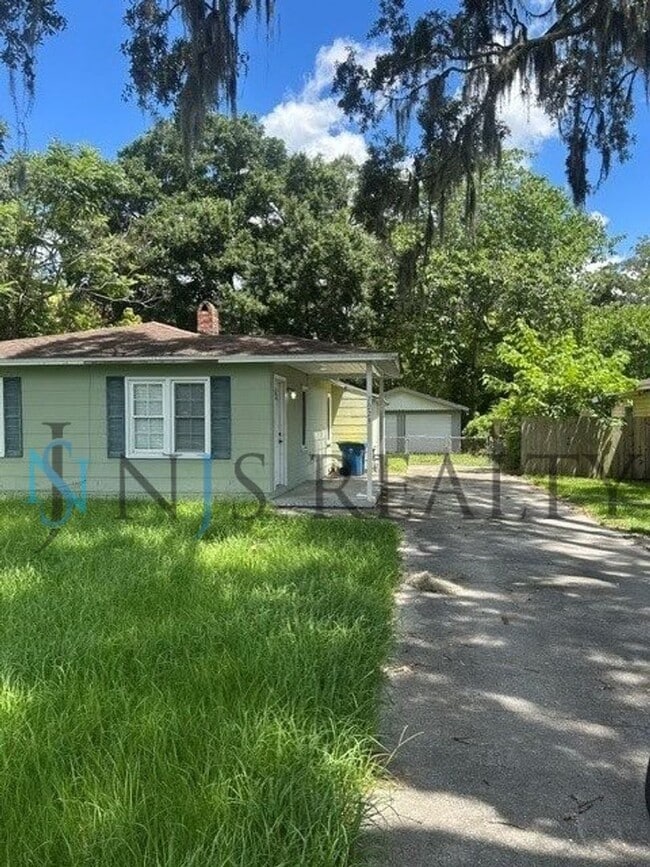 Building Photo - JUST RENOVATED! 2/1, 1180sq ft, Fully Updated Kitchen~Bath ~floors. NEW Appliances & Paint... wit...