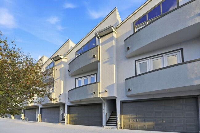 Photo - 2028 Tuam St