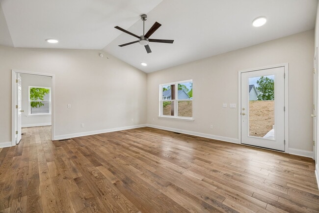 Photo - 553 Skyview Dr