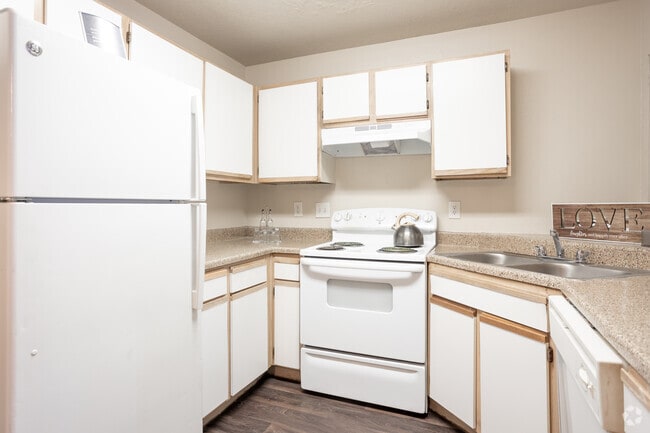 2BR, 2BA - 932SF