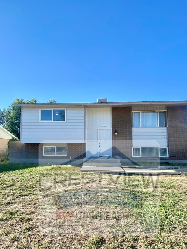 Building Photo - Spacious Home in Magna – Convenient Location!