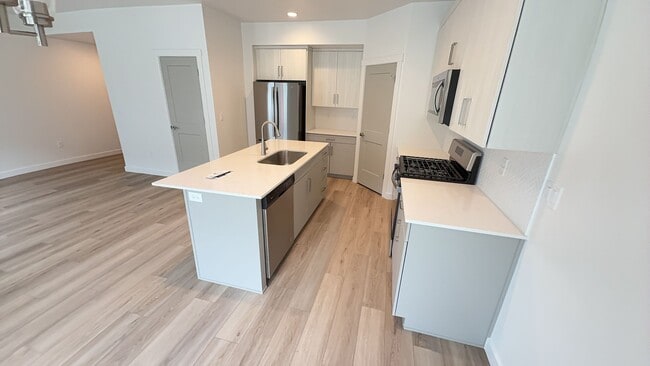 Building Photo - Brand New unit!