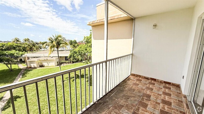 Building Photo - 1450 NE 191st St Unit 404 Rental
