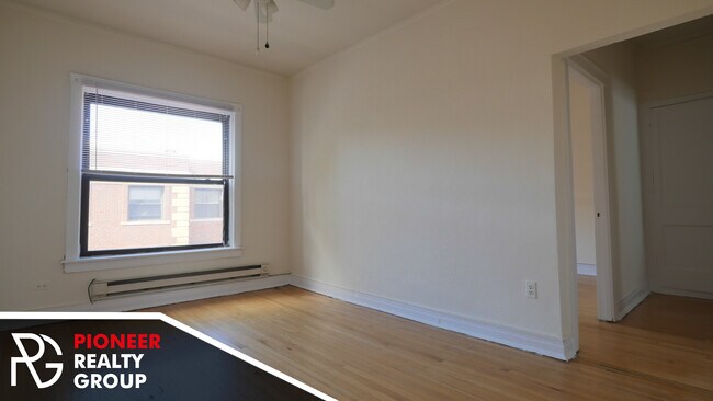 Photo - 822 W Waveland Ave Apartments