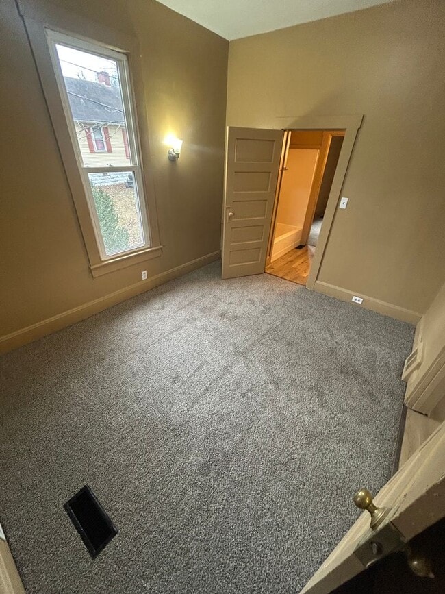 Photo - 606 E Riverside Dr