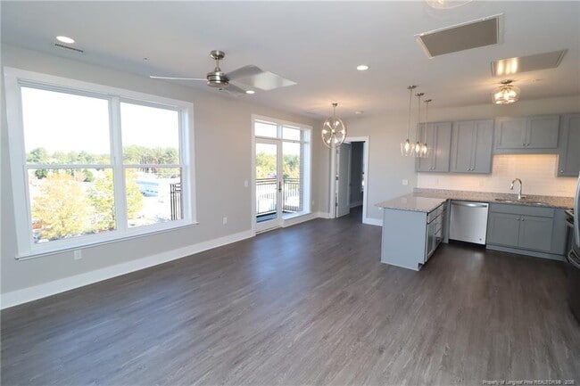 Photo - 145 S Main St