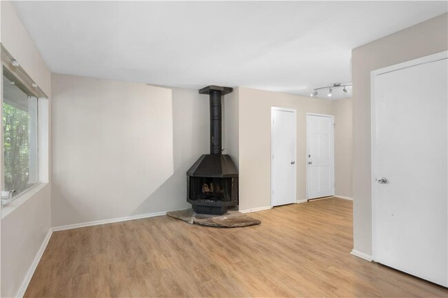 Building Photo - 11 Peachtree Hills Ave NE Unit B7 Rental