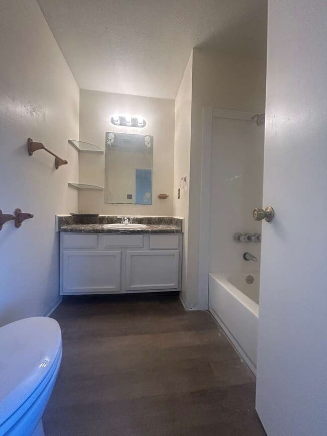 Photo - 1817 Victoria Dr