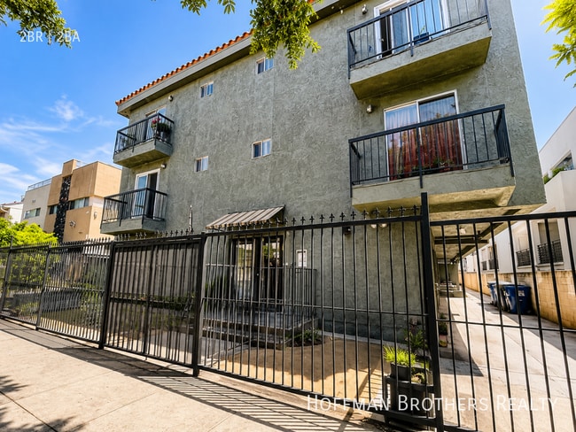 5440 Carlton Way Unidad 107