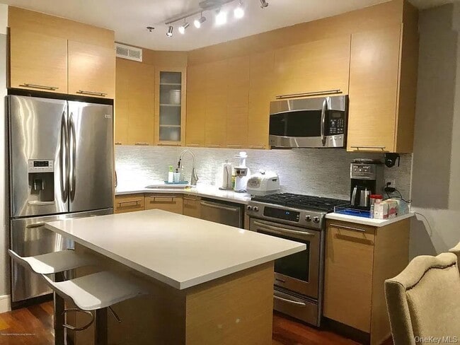 Building Photo - 9917 Shore Rd Unit 0