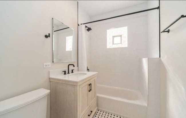 Photo - 4143 N McVicker Ave Unidad 2