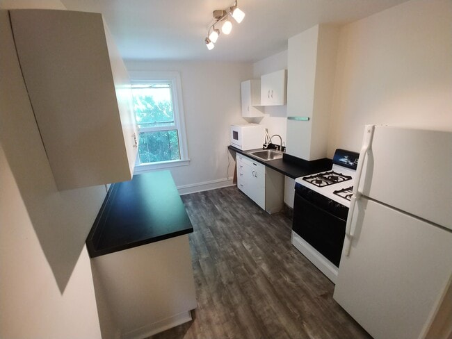 Kitchen - 193 Morewood Ave Unit B