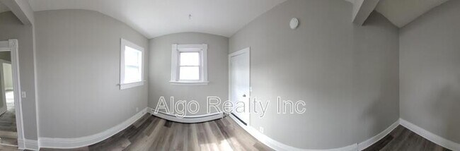Photo - 133 Winifred St W