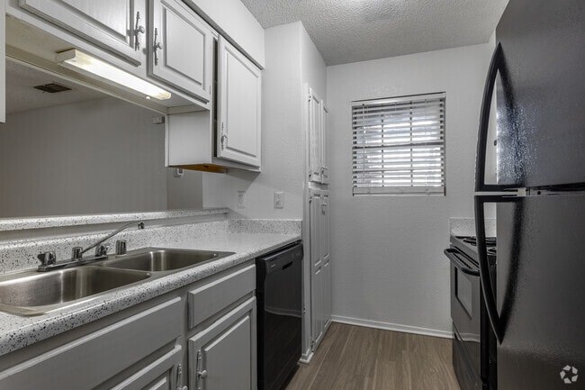 1BR, 1BA - 720SF - Kitchen