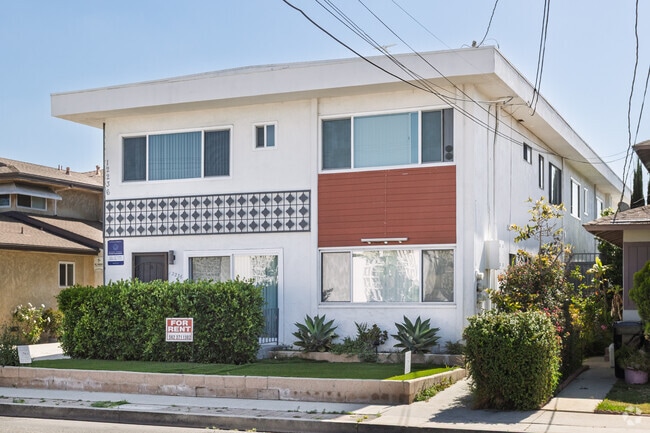 12236 Manor