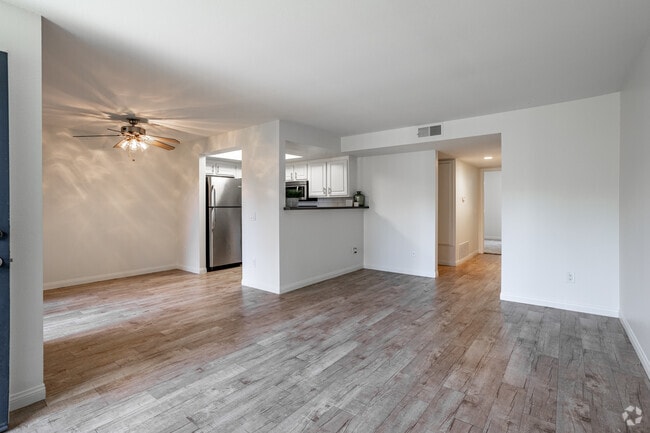 2BR, 2BA - 880SF - Living Room