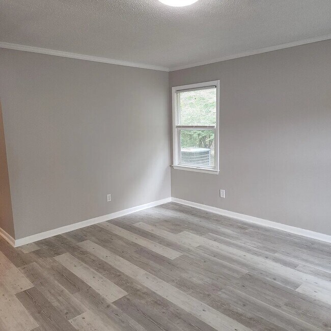 Photo - 211 Kirkland Pl