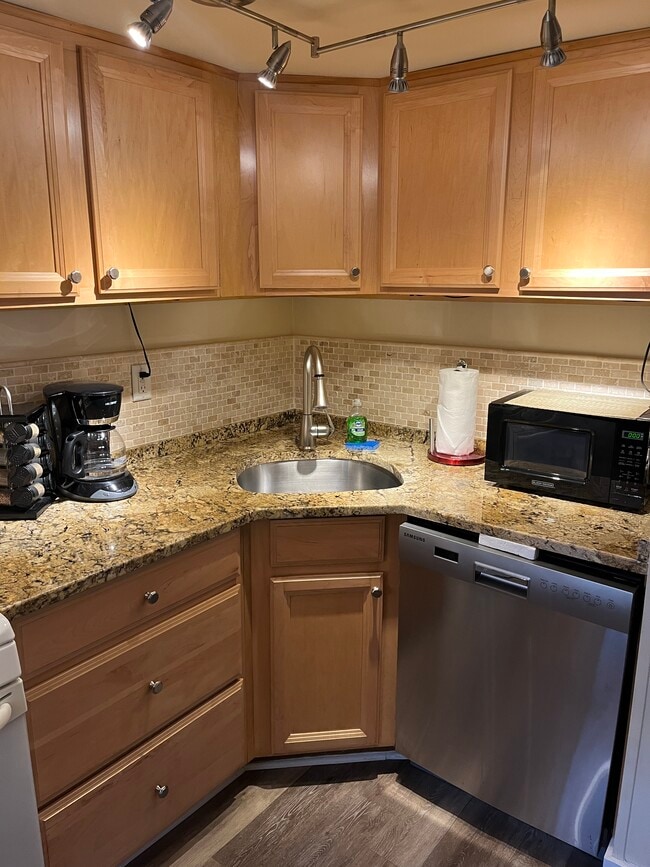 Building Photo - 147 E Chestnut St Unit 10