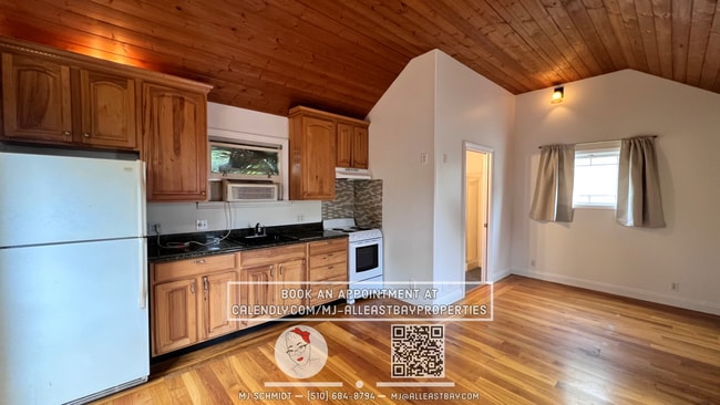Building Photo - Quaint cottage with hardwood floors, private entrance and patio, surrounded by lush gardens!