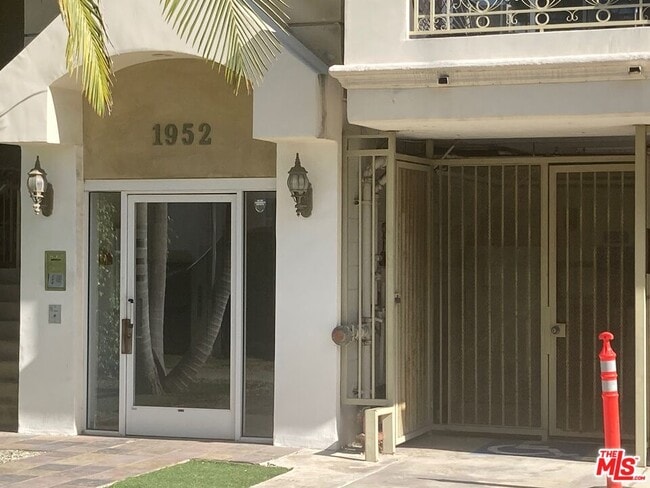 Building Photo - 1952 Selby Ave Unit 103