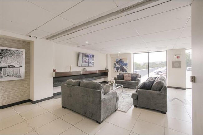 Lobby Lounge - 700 E 8th St Unidad 9H