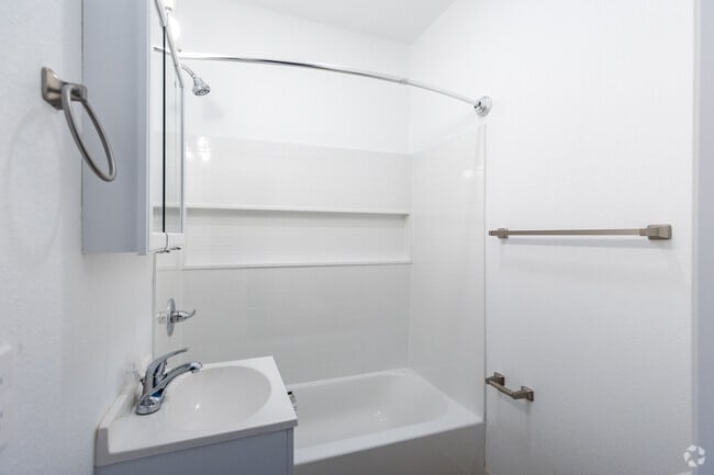 Studio, Large - 425SF - Bathroom