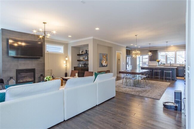 Photo - 704 W 45th St