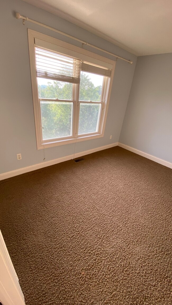 Building Photo - 10694 Maple Blvd Rental