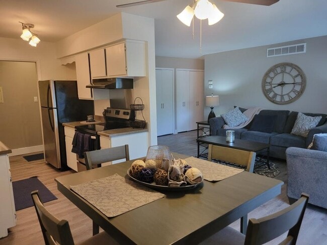 Carriage Hill Apartments - Dearborn Heights, MI