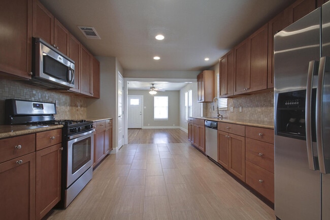 Building Photo - UT PRE-LEASE: Newly Remodeled West Campus ... Rental