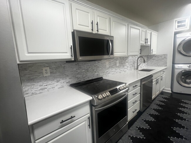 Photo - 309 Yoakum Pkwy Unit 410