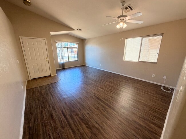Photo - 3/2 Single story Avondale Home *Custom Paint* & Carpet in Beds Only!