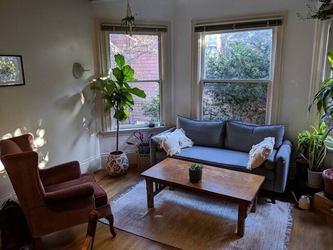 Photo - Big bedroom in cozy Single Family House walking distance to the Berkeley Campus. Gustavo Lopez AMSI