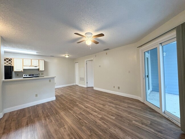 Photo - Lake Mary Condo ~ Fresh Paint, Laminate Flooring, Fantastic Amenities! Unidad 209